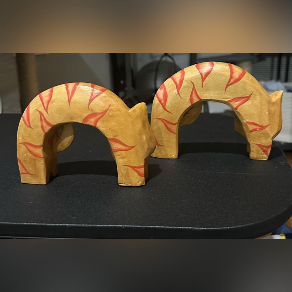 SET OF 2 carved wood cats vintage LAUREL BURCH?? - Picture 2 of 3